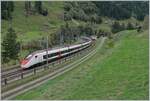 Die Eile war vergeblich - noch bis im September werden die Giruno Züge mehrheitlich den Weg via die Gotthard Panorama Strecke nehmen, was neben dem Vorteil der schönen Aussicht welche den Reisenden geboten wird auch eine gewisse Entspannung in den Terminkalender der Bahnfotografen ergibt. 

Der SBB Giruno RABe 501 014  Bern  ist in der bekannten Wattingerkurfe als EC von Milano nach Zürich unterwegs. 

19. Okt 2023