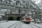 Ein ICN verlässt den 15003m langen Gotthard-Tunnel in Göschenen.
24. Jan. 2014