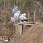 Aus dem Windgällentunnel direkt auf die Chärstelenbachbrücke erscheinen 01 202 und 01 1066 auf ihrer Gotthardabschiedsfahrt. März 2015.