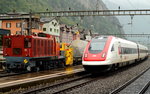 600-luzernzug-chiasso-gotthardbahn/521673/am-verregneten-16092016-durchfaehrt-ein-rabde Am verregneten 16.09.2016 durchfährt ein RABDe 500 mit dem ICN 684 (Lugano -Basel SBB) den Bahnhof Erstfeld, links eine 1982 von Beilhack gebaute selbstfahrende dieselelektrische Schneeschleuder Xrot m 95-96