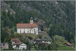  s Chiläli vo Wasse  /  die Kirche von Wassen , ziemlich weltberühmt, auch wenn durch den GBT die meisten Reisenden in den Süden nicht mehr in den Genuss kommen die Kirche von Wassen drei mal zu sehen. Versteckt im Bild ist der SBB  Giruno  RABe 501 016  Glarus  als IC 2 von Zürich nach Lugano bei Wassen nun auf der mittleren Ebene bei Wassen unterwegs.

19. Okt. 2023