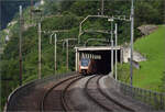 RABe 526 108/208 auf der Intschireussbrücke. Im Hintergrund ist noch die abenteuerliche Bristenstrasse zu sehen. Juli 2024.