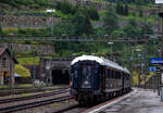 Und tschüs, nun fährt der VSOE - Venice Simplon-Orient-Express von Amsterdam über Brüssel und Paris nach Venedig, am 02.08.2019, vom Bahnhof Göschenen ins Nordportal des 15 km langen Gotthard-Scheiteltunnel ein und weiter in Richtung Chiasso. Bevor es weiter nach Italien und dem Ziel Venedig geht, werden in Chiasso die Loks gewechselt, die Vorräte aufgefüllt und Schmutzwasser abgelassen. 

Hier am Zugschluss der VSOE Schlafwagen Nr. 3425 – VSOE Sleeping-Car / Voiture-Lits / Carrozza-Letti N° 3425 (F- VSOE 61 87 76-70 425-5), einer der beiden  Grand Suite -Wagen (mit seinen drei Suiten „Paris, Istanbul und Venedig), ein ehemaliger CIWL Type S1-Wagen. 

Der Wagen wurde 1929 von der Birmingham Railway Carriage and Wagon Company (BRC&W) als gebaut und als Schlafwagen (WL) vom Typ S1 an die CIWL geliefert die ihn als Nr. 3425 bezeichnete. Die S1-Wagen hatten ursprünglich 17 Betten, 9 in Einzel- und 4 in Zweibett-Abteile. Ende der 1970er Jahre wurde der Wagen an die VSOE verkauft. Im März 2018 wurde bei der VSOE mit der Umrüstung des S1-Schlafwagens Nr. 3425 die Klasse Grand Suite eingeführt. Die drei Suiten (Paris, Istanbul und Venedig) verfügen über Doppel- oder Einzelbetten sowie einen Salon mit Sofa (das in ein drittes Bett umgewandelt werden kann) und ein eigenes Bad. Einfach purer Luxus. 

TECHNIK:
Der Wagenkasten bestand erstmals komplett aus Stahlprofilen und -blechen. Ebenso kam erstmalig ein standardisiertes Fahrgestell mit 23.452 mm Länge über Puffer und einem Drehzapfenabstand von 16.000 mm sowie neu konstruierte Schwanenhals-Drehgestelle mit Rollenlager zur Anwendung, welche für eine größere Laufruhe sorgten. Die Fahrzeugbreite betrug einheitlich 2.850 mm, die Höhe über Schienenoberkante wird mit 4.000 mm angegeben.

Auf diesem aus drei Längsträgern mit Querverbindungen und zwei Gussstahlblöcken zur Aufnahme der Zug- und Stoßvorrichtungen bestehenden Rahmen entstanden neben dem Typ S auch die Schlafwagen der Typen Lx, Y und Z sowie die ab 1922 beschafften Ganzstahl-Speisewagen und Pullmanwagen der CIWL.

Im Laufe der Jahre wurden die Drehgestelle modernisiert oder durch neuere Bauarten ersetzt. Ursprünglich waren die Waggons für 130 km/h zugelassen, nach dem Zweiten Weltkrieg konnte die Höchstgeschwindigkeit auf 140 km/h angehoben werden. Die mit neuen luftgeferderten Drehgestellen von Bombardier, zwischen 2003 bis 2006, ausgerüsteten Wagen des VSOE sind für maximal 160 km/h zugelassen.

Die Wagen waren standardmäßig mit einer Dampfheizung und einer davon unabhängigen Kohleheizung ausgestattet, welche durch den Schlafwagenschaffner bedient wurde. Der Heizkessel war an einem Wagenende stehend situiert und über die Plattform zugänglich. Später erhielten die Fahrzeuge zudem elektrische Heizungen.

Der Schlafwagenschaffner nächtigte auf einer an seinem Sitzplatz am Ende des Wagens befindlichen, aufklappbaren Liege im Gang. An beiden Wagenenden befanden sich Schränke für die zur Versorgung der Fahrgäste notwendigen Utensilien sowie jeweils ein WC.
