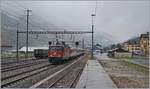 Die SBB Re 4/4 II 11159 mit dem Gotthard-Panorama Express bei der Durchfahrt in Ambri-Piotta.