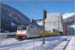 Die Railpool 186 497 ist mit ihrem aus Sggrrs S 204 Wagen bestehenden Ganz-Güterzug in Airolo angekommen. Die Wagen werden in der Folge unter die Beladungseinrichtung (links im Bild) rangiert und beladen.

21. Jan. 2025