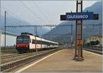 Trotz der vielen TILO Flirts, werden einige wenige Umläufe mit RABe 560 Domino Zügen abgedeckt, so wie zum Beispiel diese S20 nach Locarno bei der Einfahrt in Giubiasco.