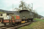Wohlen-Meisterschwanden Bahn: zwei Dienstwagen in Hilfikon, hinten der noch grüne X213. 23.Januar 1976