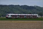 Die aargauische Südbahn ist ziemlich flirtdominiert, so soll RABe 523 038 bei zwischen Henschiken und Dintikon-Dottikon stellvertetend für den Abschluss stehen. April 2023.