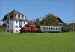 Historische Seethalbahn in Aktion.

Der Museumszug mit Seetalkrokodil De 6/6 15301 mit BLS A 801 und SBB F 16847 rollt das starke Gefälle nach Hochdorf herunter. September 2024.