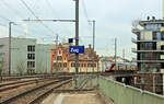 Bahnhof Zug, Einfahrt des Doppelstockzugs 502 228, vorbei am markanten Lagerhaus Stadlin von 1881. 6.Februar 2023 