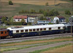 Ein bisserl Gl�ck darf er auch mal hab'n...

Re 4/4 I 10039 bringt einen wundersch�nen Luxuszug daher. Bei Wagen 'Le Rubis Noir' d�rfte es sich um einen ehemaligen ARmz 211.0 der DB handeln, der vom TEE-Speisewagen in einen Salonspeisewagen f�r den ...