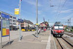 Bahnhof Laufenburg, mit Blick auf den Vorplatz, von wo auch zahlreiche Buslinien abgehen, u.a. auch nach Döttingen (Richtung Koblenz; die Bahnstrecke hat keinen Personenverkehr mehr). Domnino-Triebwagenzug mit Steuerwagen 39-43 911. 22.August 2024 