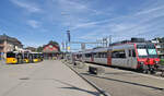 Bahnhof Laufenburg, leider heute die Endstation, wo frher Personenzge Stein Sckingen-Laufenburg-Koblenz-Winterthur fuhren, meist mit Ae 3/6 II, manchmal mit Be 4/6, und m.W. auch mit dem vierteiligen Triebzug RABDe 8/16 1041. Auf dem Bahnhofplatz bernimmt jetzt der Postbus die Fahrgste weiter Richtung Koblenz, ebenso fahren viele Leute schon ab Stein Sckingen mit dem Bus nach Laufenburg, der dabei auch die ausgedehnten Industriegebiete am Rhein bedient, v.a. Sisseln. Der stndliche Zug setzt sich aus einer Domino-Komposition zusammen, im Bild mit Steuerwagen 39-43 911. 21.August 2024 