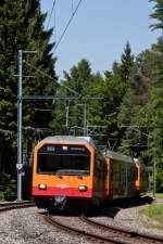 Eine Bergbahn in Zürich:
Be 556 525 erreicht mit einer bergwärts fahrenden S 10 die Kreuzungsstation Ringlikon.
Gut sichtbar wird hier die typische Zusammensetzung der Züge: Zwei Be 556 führen einen Niederflurzwischenwagen im Sandwich auf Zürichs Hausberg.
6. Juni 2013