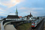 Rüschlikon, an der alten Strecke Zürich - Thalwil dem See entlang: Durchfahrt eines Zuges der S24 nach Zug.