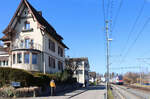 Die Strecke Uster - Wetzikon - Rüti ZH - Rapperswil: Einfahrt der S5 in den Bahnhof Bubikon, Flirt 511 033.