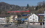 Mit Olli auf Motivsuche in Schaffhausen - 

Zwei Dostos doppelstöckig unterwegs westlich von Schaffhausen. Oben DB nach Basel und unten eine S9 der Züricher S-Bahn kurz vor ihrem Endbahnhof in Schaffhausen.

09.10.2025 