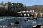 Mit Olli auf Motivsuche in Schaffhausen (bzw. Neuhausen)

Ein bekanntes Motiv: die Rheinbrücke der Strecke nach Winterthur mit dem Schloss Laufen am Rheinfall. Hier nahm ich die Zweige vor der roten Front, die eh im Schatten liegt in Kauf um die S-Bahn in stimmiger Position auf der Brücke platzieren zu können.

09.03.2025