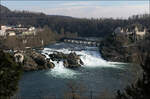 Mit Olli auf Motivsuche in Schaffhausen (bzw. Neuhausen) 

Ein bekannte Ansicht des Rheinfalls mit der Bahnbrücke der Rheinfallstrecke Winterthur - Schaffhausen und dem Schloss über dem Rheinfall. 

Während Olli schon fleißig fotografierte, sah ich den S-Bahn-Zug nach Schaffhausen erst als der angestrahlte hintere Führerstand zu sehen war. 

09.03.2025 