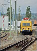 Mehr  Schweiz  als man auf den ersten Blick vermutet: in Neunkirch im Klettgau steht das DB Fahrleitungsmontagefahrzeug 708 319-8 und wartet auf seinen nächsten Einsatz, während im