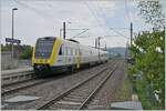 Einige Jahre später ist die Strecke elektrifiziert (bis Erzingen) und zweispurig. Ein DB 612 508 ist in Wilchingen Hallau auf dem Weg nach Basel Bad Bf. 

6. Sept. 2022