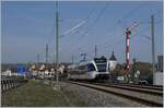 Den Vorteil der Elektrifizierung im Klettgau nutzen zur Zeit nur die halbstündlich verkehrenden S-Bahn Züge Schaffhausen - Erzingen (Baden) - Schaffhausen. Im Bild der SBB Thurbo GTW RABe 526 733-1 beim Einfahrsignal  F  von Neukirch auf der Fahrt nach Erzingen. Durch den Doppelspurausbau und Umgestaltung des Bahnhofs von Neukirch hat das Signal  F  folgerichtig die Möglichkeit zur Anzeige der Einfahrt über ablenkende Weichen verloren.

25. März 2021