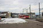 Rorschach Heiden Bahn Triebwagen BDeh3/6 25 bei der Ausfahrt aus Heiden. Der Blick auf die Schneehaufen und in der Ferne den trüben Bodensee hat auch irgendwie seinen Reiz. 27.Februar 2023 
