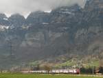 Unter den wolkenverhangenen Spitzen der Churfirsten befindet sich am 16.03.2014 bei Walenstadt der IC 576 auf der Fahrt von Chur nach Basel.