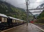 Gezogen von einer SBB Re 8/8 (Doppeltraktion der Re 4/4 11194 und der Re 4/4 11156) verlsst der VSOE - Venice Simplon-Orient-Express von Amsterdam ber Brssel und Paris nach Venedig am 02 August 2019, leider bei Regen, den Bahnhof Gschenen. Hier fhrt er nicht, wie es im Namen steht, durch den Simplon, sondern ber den Gotthard. Der „Knig der Zge“ der Orient-Express, bestand aus einem Zug mit 18 Wagen, es waren modernisierte historische ehemalige CIWL-Wagen. Ob es auch einen „Mord im Orient-Express“ gab? Das kann ich nicht sagen, hatte aber gehrt das man wohl einen im Zug nachspielte.

brigens, rechtshinten kommt gerade der meterspurige Elektrische Zahnradgepcktriebwagen MGB Deh 4 /4 II - 93 „Oberwald“, ex FO Deh 4/4 II – 93, mit seinem Schllenenbahn Regionalzug von Andermatt nach Gschen hinab. Allein dieser wre fr mich schon Bilder wert, aber hier habe ich doch lieber das Augenmerk auf den „Knig“ gehalten😉

Hier im Bild der VSOE (Pullman) Barwagen Nr. 3674, Voiture-Bar / Carrozza-Bar N 3674 (F- VSOE 61 87 09-70 674-0 [P]), ex SNCF WR 51 87 88-40 544-8, ex CIWL N 3674, im Zugverbund vom Venice Simplon-Orient-Express.

Der Barwagen wurde 1931 von EIC - Entreprises industrielles des Charentes in Aytr (F) (EIC, heute zu Alstom gehrend) gebaut und an die CIWL (Compagnie Internationale des Wagons-Lits) geliefert die ihn als Nr. 3674 bezeichnete, damals war es kein Pullman-Wagen. 

Seine Geschichte umfasst den Inlandsverkehr in Frankreich whrend der deutschen Besatzung im 2. Weltkrieg. nach dem Krieg den Sud-Express (Sd-Express) von Paris (Gare d’Austerlitz) ber Orleans-Les Aubrais, Bordeaux (Saint-Jean), Bayonne und Biarritz nach Irun. Irun ist eine spanische Stadt nahe der spanisch-franzsischen Grenze. Ab Irun ging es dann nur breitspurig oder meterspurig weiter. Er lief als WR 51 87 88-40 544-8 der SNCF. 

Ende der 1970er-Jahre wurde er an die VSOE verkauft. Die VSOE lie den ursprnglichen Speisewagen durch die Bremer Waggonbau GmbH (ehem. Hansa Waggonbau) 1982 zum Barwagen umbauen, Innengestaltung erfolgte nach Grard Gallet. Der Wagen wurde sogar mit einem Flgel (Klavier) ausgestattet. Vermutlich erhielt er dort auch an einer Wagenseite ein typisches „Pullman-Fenster“ und wegen der eingebauten Bar an dieser Wagenseite auch einen lngeren fensterlosen Bereich. 

Zwischen 2003 und 2006 wurden die Wagen nochmals modernisiert und erhielten unter anderem moderne Drehgestelle von Bombardier sowie neue Klimaanlagen. Seitdem sind die Wagen nun fr 160 km/h zugelassen.

TECHNISCHE DATEN:
Spurweite: 1.435 mm (Normalspur)
Anzahl der Achsen: 4 in zwei Drehgestellen
Lnge ber Puffer: 23.452 mm
Drehzapfenabstand: 16.000 mm
Achsabstand im Drehgestell: 2.500 mm
Eigengewicht: 49 t
Hchstgeschwindigkeit: 160 km/h (ursprnglich 140 km/h)
Sitzpltze: 36

Nach dem Dinner wird im Barwagen bei sanfter Musik Konversation betrieben. Der Pianist sitzt am Flgel. Es fliet Champagner oder man nippt an Cocktails. Salzgebck wird in Silberschlchen gereicht. Hier wird gelacht. Hier wurden und werden vielleicht immer noch Kontakte geknpft. Wer noch Hunger auf einen Snack versprt, kann sich Blinis mit Beluga-Kaviar anrichten lassen. Einige hundert Euro extra werden dafr am Ende der Tour wohl auf der Rechnung stehen😉. Eine Fahrt im VSOE ist keine „All-inclusive-Reise“, auch wenn viele inclusive ist. 

Schlielich ist die Vorstellung vorbei und man zieht sich ins Abteil zurck. Vielleicht mit der passenden Bettlektre von Agatha Christie, um beim monotonen Klackadiklack der Rder besser einzuschlafen. War da nicht eben ein Schrei? Ist jemand aus dem schaukelnden Bett gefallen? Hat sich jemand im engen Abteil den Kopf gestoen? Doch wieder ein Mord? Traum oder Wirklichkeit? Egal, sptestens wenn man das Frhstck ans Bett serviert bekommt, werden alle erfahren, was in der Nacht im „Knig der Zge“ geschehen ist.

