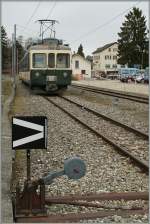 Der Be 4/4 N° 27 wartet auf Gleis zwei auf die Ankunft und Rückfahrt des Regionalzugs um dann als Leerfahrt nach Echallens zu fahren.