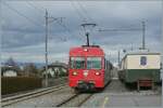 Bild 3: Ein LEB Be 4/8 erreicht aus Richtung Echallens kommend den Bahnhof 
von Assens. Der Zug ist auf dem Weg nach Lausanne Flon. 
Der Grund, dieses Bild hier zu zeigen sind jedoch die beiden Wagen rechts im Bild die mit einer Dachrutenkupplung verbunden sind, welcher jedoch erst auf dem n�chsten Bild zu sehen ist.

2. M�rz 2010