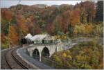 La DER 2021 (Saison Abschluss 2021) Vor dem Hintergrund eines prächtig gefärbten Herbstwaldes fährt die Blonay Chamby G 2x 2/2 105 über den Baye de Clarens Viadukt in Richtung