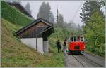 Autour de la voie ferrée / Rund um die eiserne Bahn (Herbstevent 2024) - Nachdem erstaunlich viele Reisende in der kleine Dm 2/2 N° 3  Le Biniou  Platz gefunden haben, ist der Zug für die Rückfahrt bereit. Da der Regen augehört hat, müssen nur noch die Storen eingerollt werden.

8. Sept. 2024