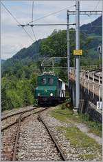 Die Blonay-Chamby +GF+ Ge 4/4 75 erreicht mit ihrem Reisezug von Blonay bei Kilometer 8.7 (von Vevey gerechnet) Chamby, wo rechts im Bild ansatzweise zu erkenne Anschluss an die MOB Strecke Montreux