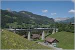 Während man bei den Zügen aus Richtung Zweisimmen erst sieht was da kommt, wenn sie bereits auf dem Grubenbach Viadukt bei Gstaad sind, erspäht man die Züge aus der Gegenrichtung
