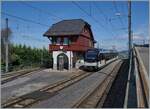 Der äußerst gelungen renovierte Bahnhof von  Chamby mit dem CEV MVR ABeh 2/6 7504  VEVEY  Montreux.