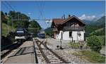 Mit dem MOB Alpina ABe 4/4 9303 erreicht ein Regionalzug nach Montreux den kleinen Bahnhof von Allieres.