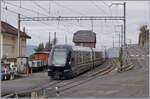 Während links im Bild der CEV Gk 37 und ein offener Güterwagen zu sehen sind, verlässt der MOB GoldenPass Express 4065 von Interlaken Ost nach Montreux den schmucken Bahnhof von Chamby,