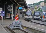 Während der MOB  Alpina  Be 4/4 9203 mit seinem Panoramic Zug auf die Abfahrt nach Zweisimmen wartet, steht ein CEV MVR ABeh 2/6 7506 (und ein weiterer) als Regionalzug nach Montbovon in Montreux. Zudem gibt es im Bild weiter Details zu sehen, wie z.B das Schild, welches verbietet an Bahnsteigkanten zu sitzen. 

23. Mai 2023