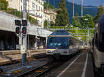 Der MOB GoldenPass-Zug R 2232 nach Zweisimmen verlässt am 26 Mai 2023 den Bahnhof Montreux, am Zugschluss der vierachsige MOB 1.Klasse Panorama-Steuerwagen Ast 117 (ex Arst 117).