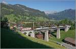 Nur im Sommer, am Morgen liegt die Grubenbachbrücke herrlich im Licht: Die MOG GDe 4/4 6006 ist mit einem GoldenPass Panoramique Express auf dem Weg von Zweisimmen nach Montreux.