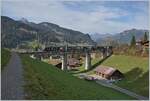 Die eigentlich sehr schöne Grubenbachbrücke in Gstaad sieht man vergleichsweise nicht sehr oft auf Bahnbilder und diese Bild zeigt auch gleich warum: Sie liegt ungünstig im Licht; trotz