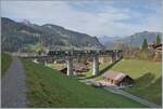 Die eigentlich sehr schöne Grubenbachbrücke in Gstaad sieht man vergleichsweise nicht sehr oft auf Bahnbilder und diese Bild zeigt auch gleich warum: Sie liegt ungünstig im Licht; trotz