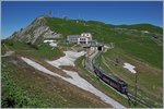 121-montreux-roches-du-naye/513745/der-bhe-48-303-erreicht-die Der Bhe 4/8 303 erreicht die Gipfelstation Rochers de Naye.
20. Juni 2016