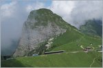121-montreux-roches-du-naye/514996/maechigte-berg-winzige-zuege-ein-bhe Mächigte Berg, winzige Züge: ein Bhe 2/4 erreicht in Kürze die Station Jaman, wo die Hem 2/2 12 abgestellt ist.
3. Juli 2016