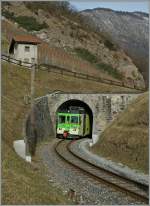 Der ASD BDe 4/4 401 verässt auf seiner Fahrt Richtung Les Diablerets den kurzen Tunnel bei Verchiez.