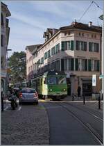 Wie �blich geht es in der Altstadt von Aigle eng zu, als der A-L BDeh 4/4 312 mit seinen Zug nach Leysin f�hrt. 

9. Februar 2026
