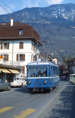 Be 2/3 15 der BVB ist im Mai 1980 im Ortskern von Bex unterwegs