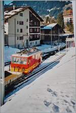 128-villars-sur-ollon-8211-col-de-bretaye/907244/eine-der-beiden-tpc-bvb-hge Eine der beiden TPC BVB HGe 4/4 erreicht mit einem Materialzug den Bahnhof von Villars-sur-Ollon. 

Analogbild vom Jan. 2002