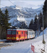 Die Lokomotive HGe 4/4 32 'Villars' wurde 1964 von SIG und MFO an die BVB geliefert. Wahrscheinlich könnte man sie ungestraft auch als Gepäcktriebwagen bezeichnen. In der Skisaison kommt sie mit den Panoramawagen zum Einsatz, da braucht es durchaus genügend Rollmaterial im Einsatz, um den Andrang an Skifahrern zu genügen, im oberen Streckenteil zum Col de Bretaye sind gleichzeitig vier Zuggarnituren im Einsatz. Bouquetins, Januar 2026.